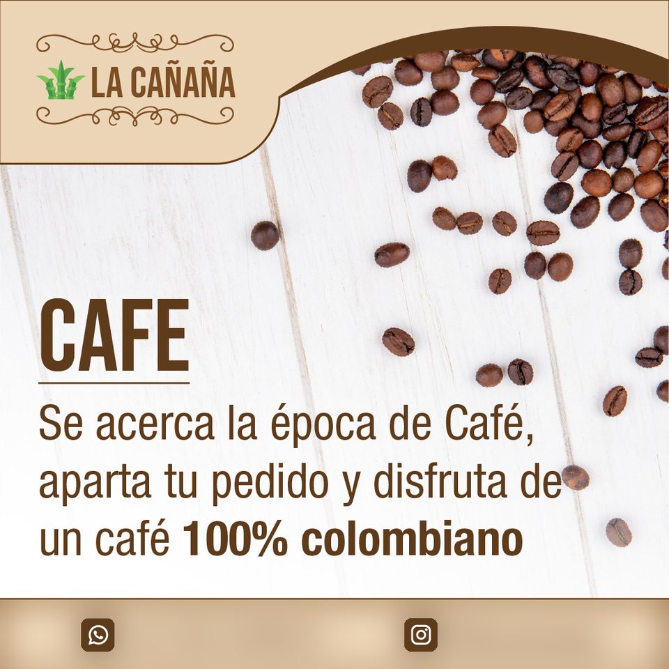 Pieza de café: granos tostados sobre madera clara