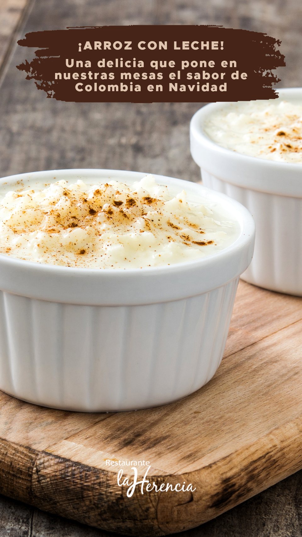 Historia vertical del arroz con leche navideño, con el logotipo del restaurante al pie de la tabla de madera