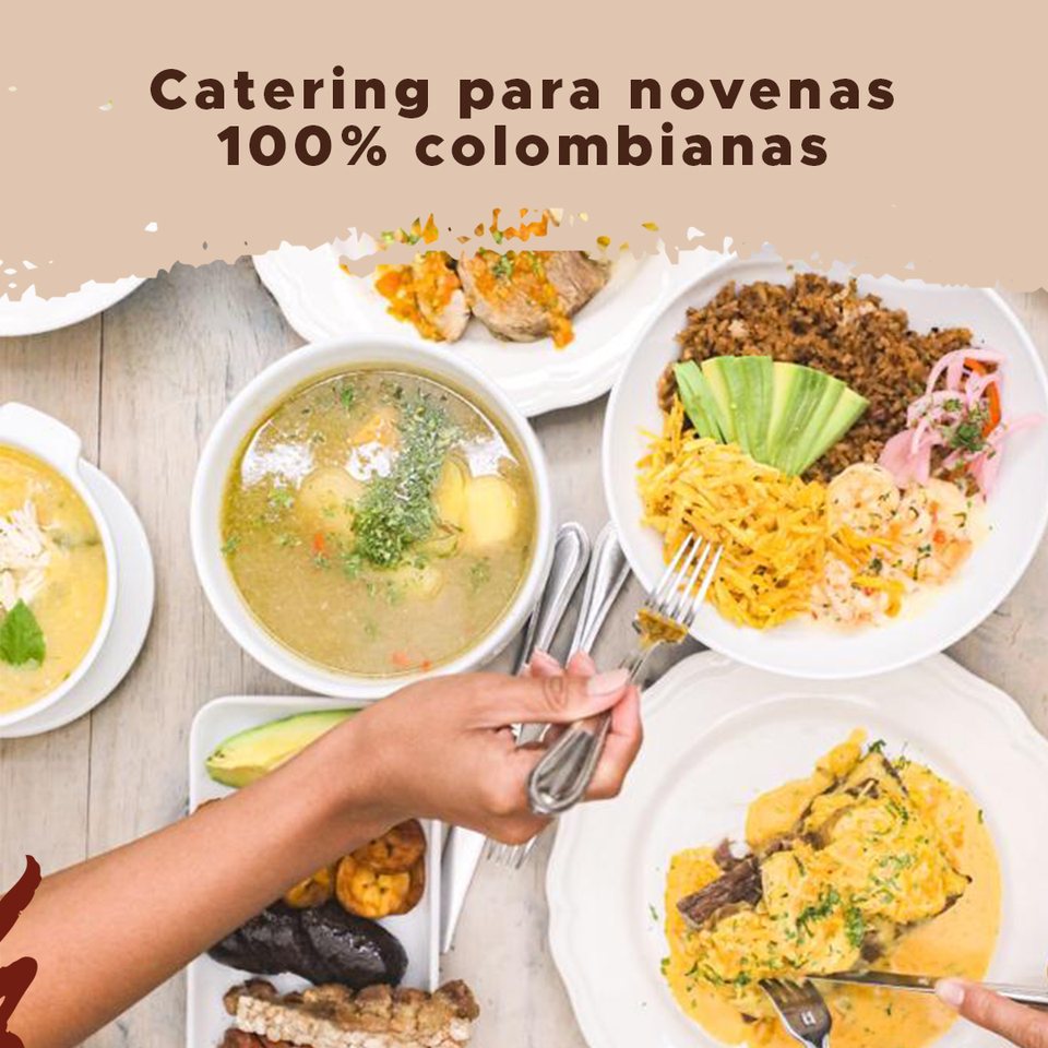 Pieza de feed del catering para novenas: mesa servida con sancocho, una bandeja de carnes con arroz, aguacate y camarón, bajo el titular Catering para novenas 100% colombianas