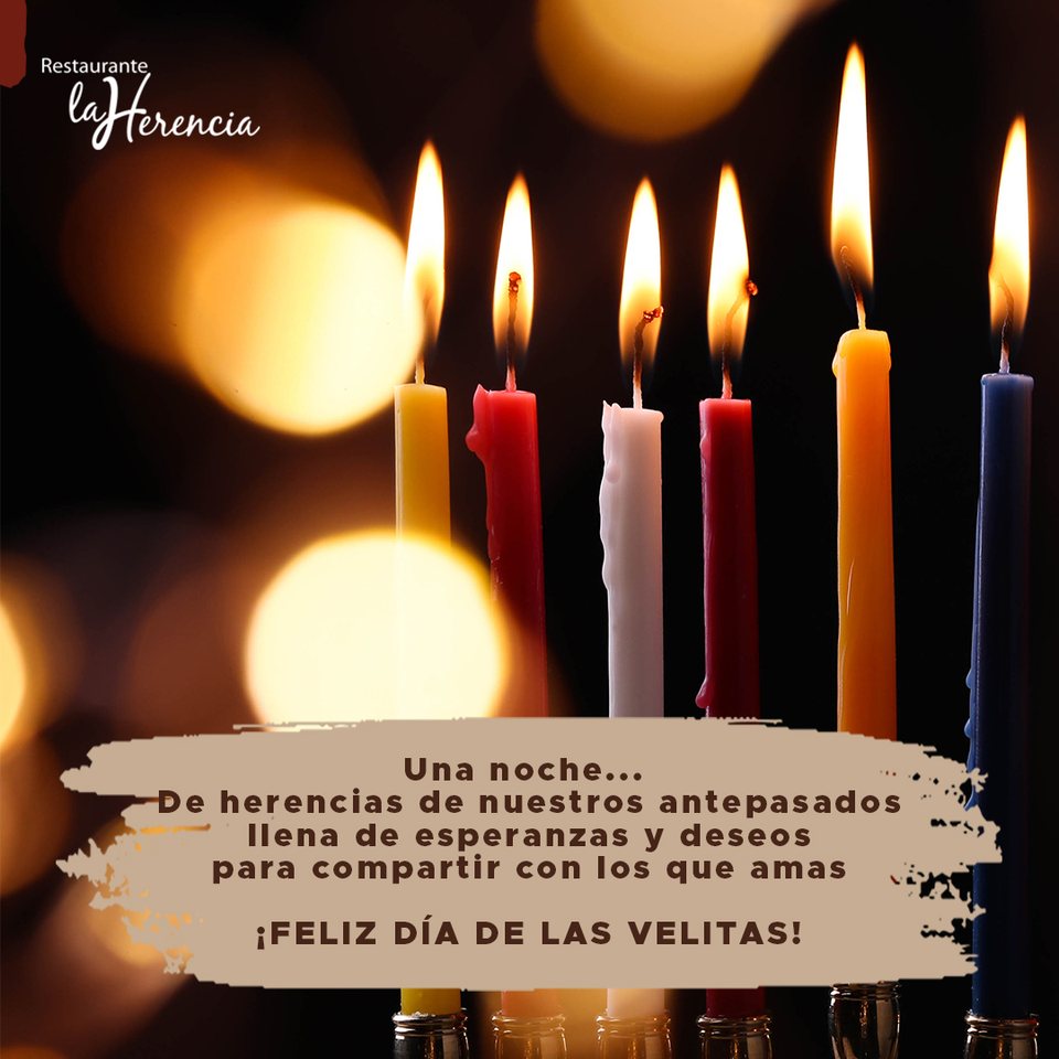 Pieza de feed del Día de las Velitas: seis velas de colores encendidas sobre fondo oscuro con luces desenfocadas, y el mensaje de la fecha sobre un trazo de papel kraft