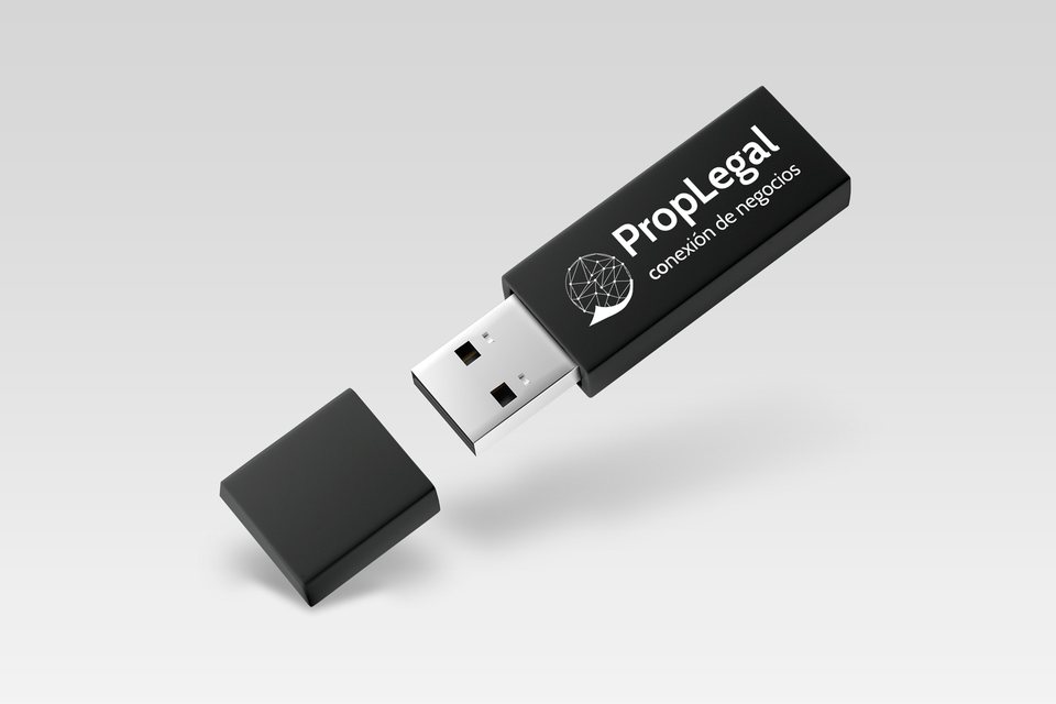 Memoria USB negra con la marca grabada en blanco