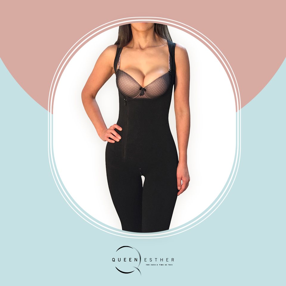 Pieza de feed del bodysuit negro de tiras delgadas sobre fondo partido rosa y azul, con el producto despiezado sobre blanco a la izquierda