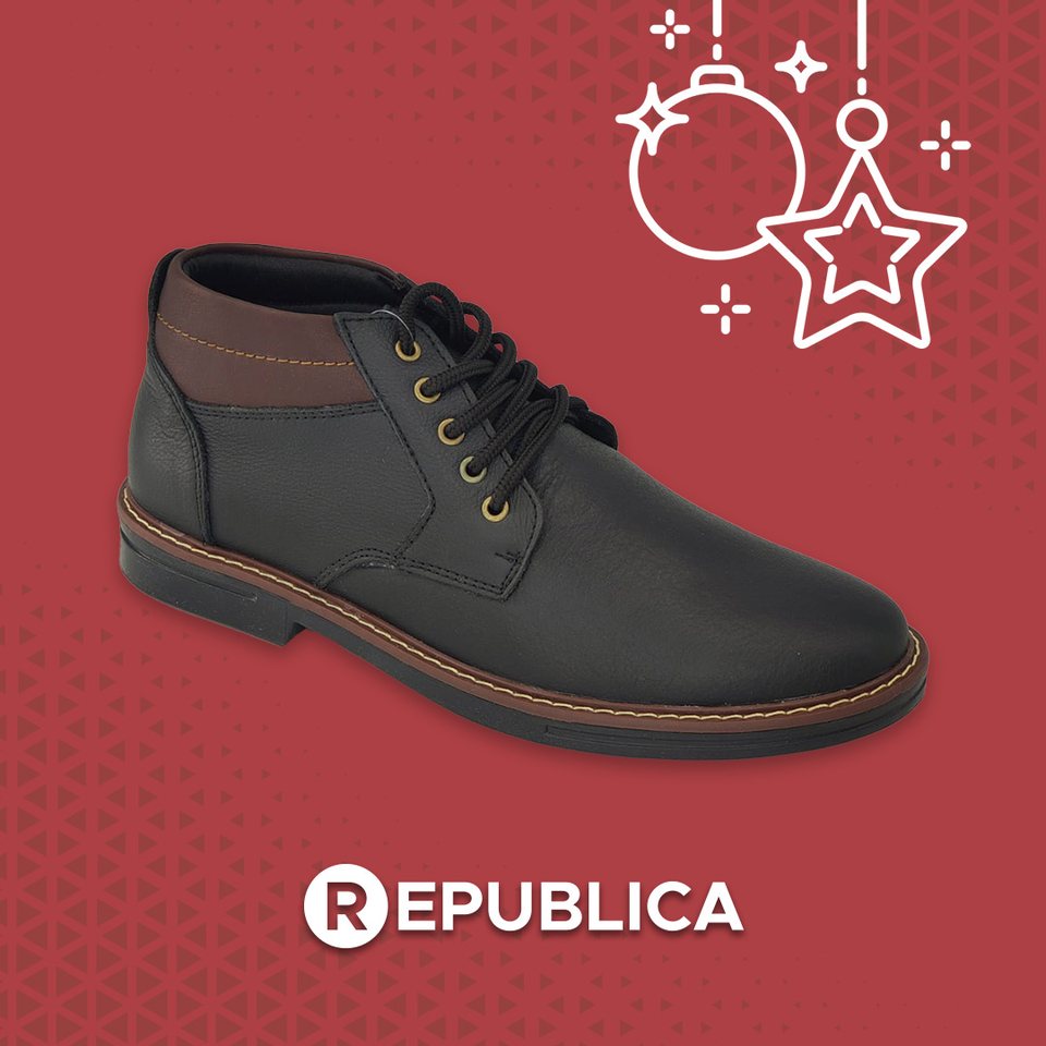 Botín de cuero sobre rojo con trama de estrellas, con el logotipo centrado al pie