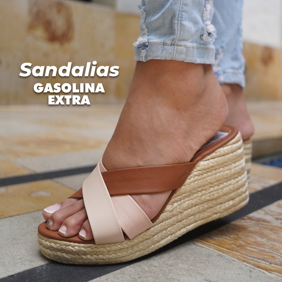 Sandalias de la marca: el rótulo pasa de tres líneas a dos según el logotipo que lleve