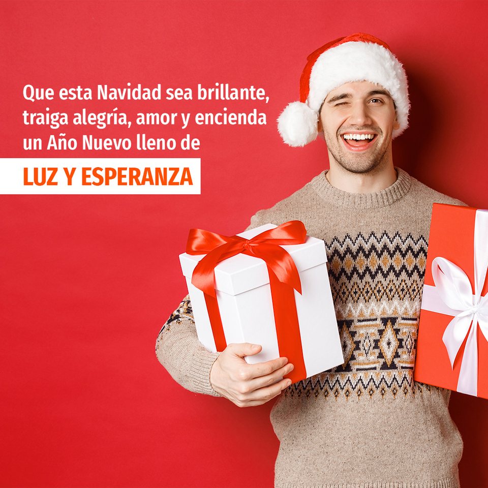 Navidad: hombre con gorro de Papa Noel y dos regalos sobre fondo rojo, con el remate en una pastilla naranja