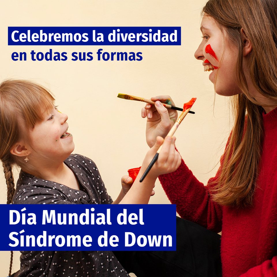 Dia Mundial del Sindrome de Down: una nina pintandose la cara con una mujer, y el titular en un bloque azul al pie